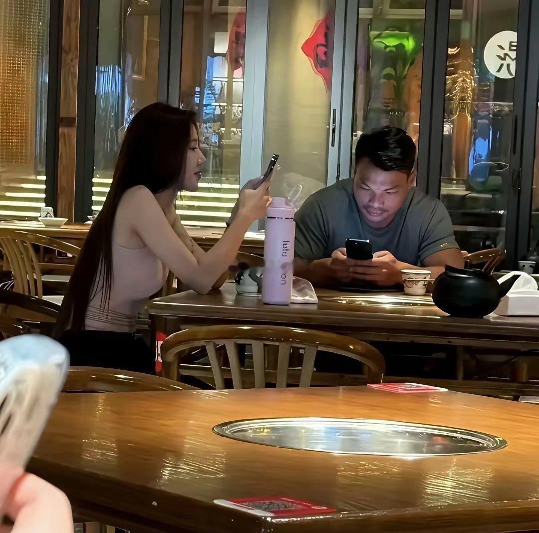 难怪那么多人买她直播间的东西，真人确实好看