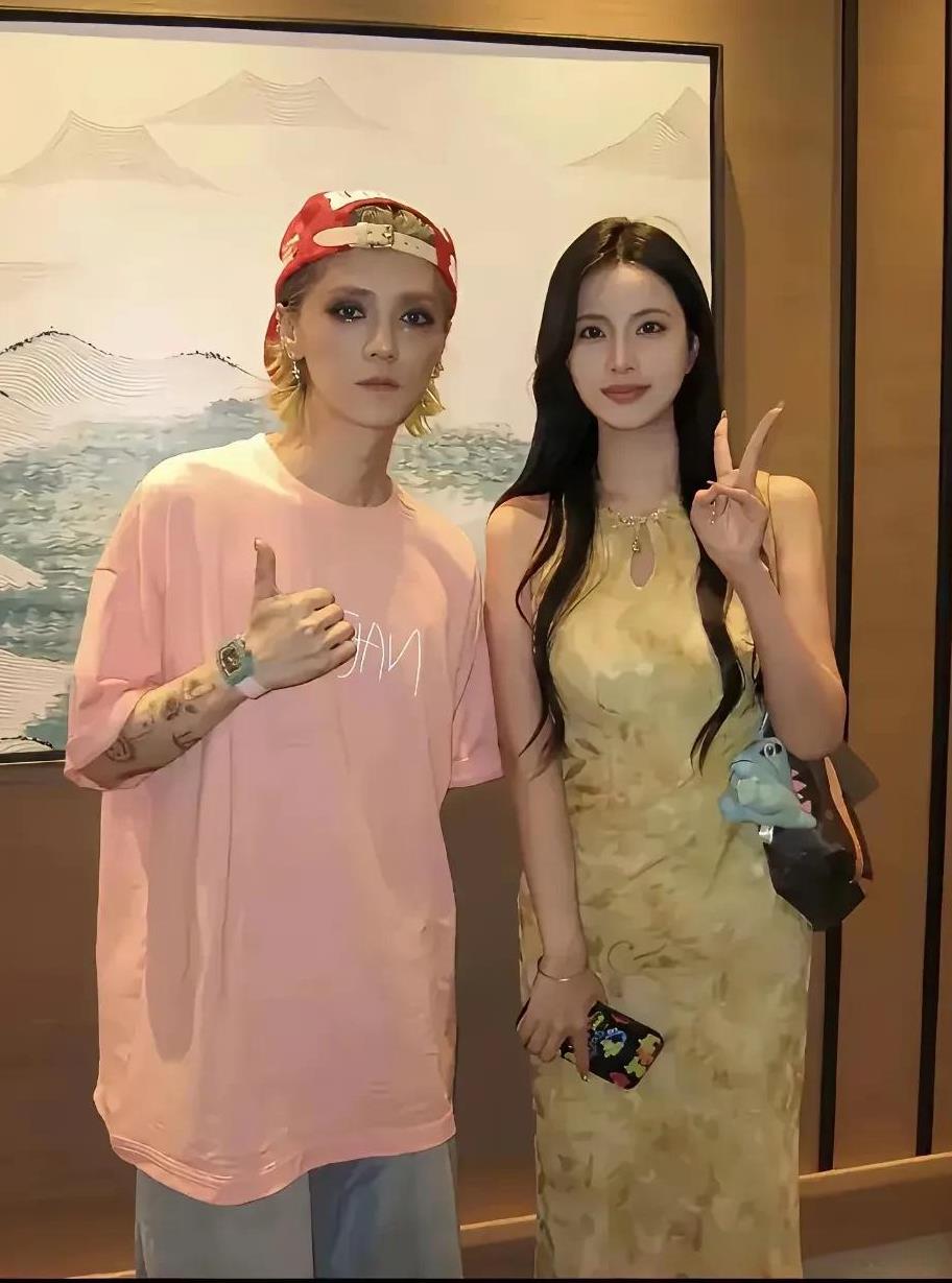 这个男的是谁？有认识的吗？怎么妆容这么浓厚呀？好像在哪里见过？一时想不起他的名字