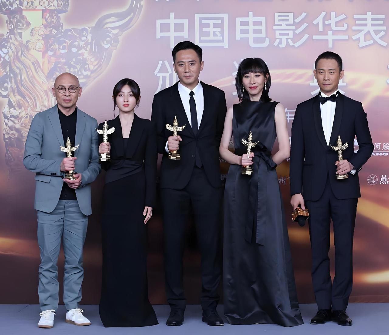 这几位大家都认识吧！挨着张译的美女是谁？你知道她的名字吗？