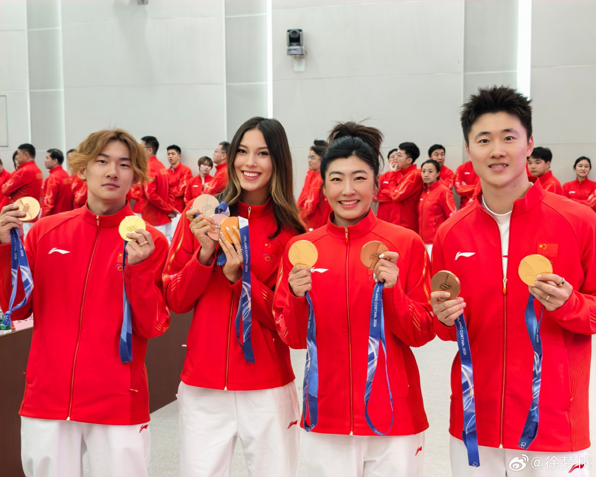 米兰冬奥中国雪上四金得主大合照雪上四金大合照，相约法国阿尔卑斯！微博发文：20