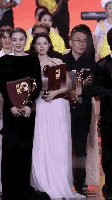 一个镜头就看穿了两个女人的心机，其实有些圈子，不是靠挤就能进去的！也不知道这