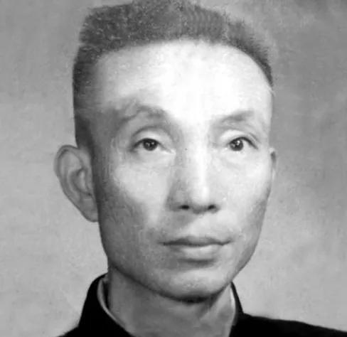 1939年,南京大屠杀刚结束,日军聚一起喝酒:“天皇万岁,干杯!”然而下一秒,所