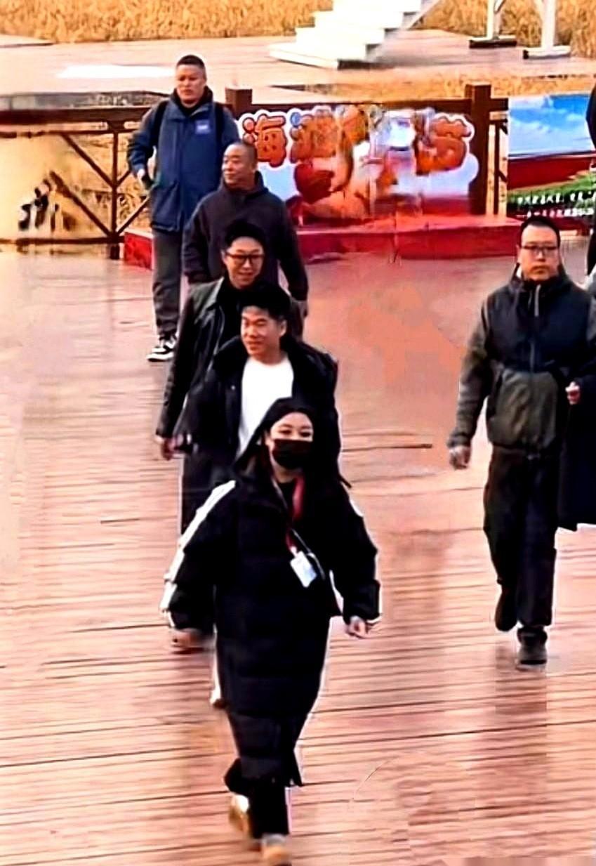 成林一拍桌子，活儿不干完谁也别走。老董蹲角落啃包子，嘴上说“我行我行”，手上的