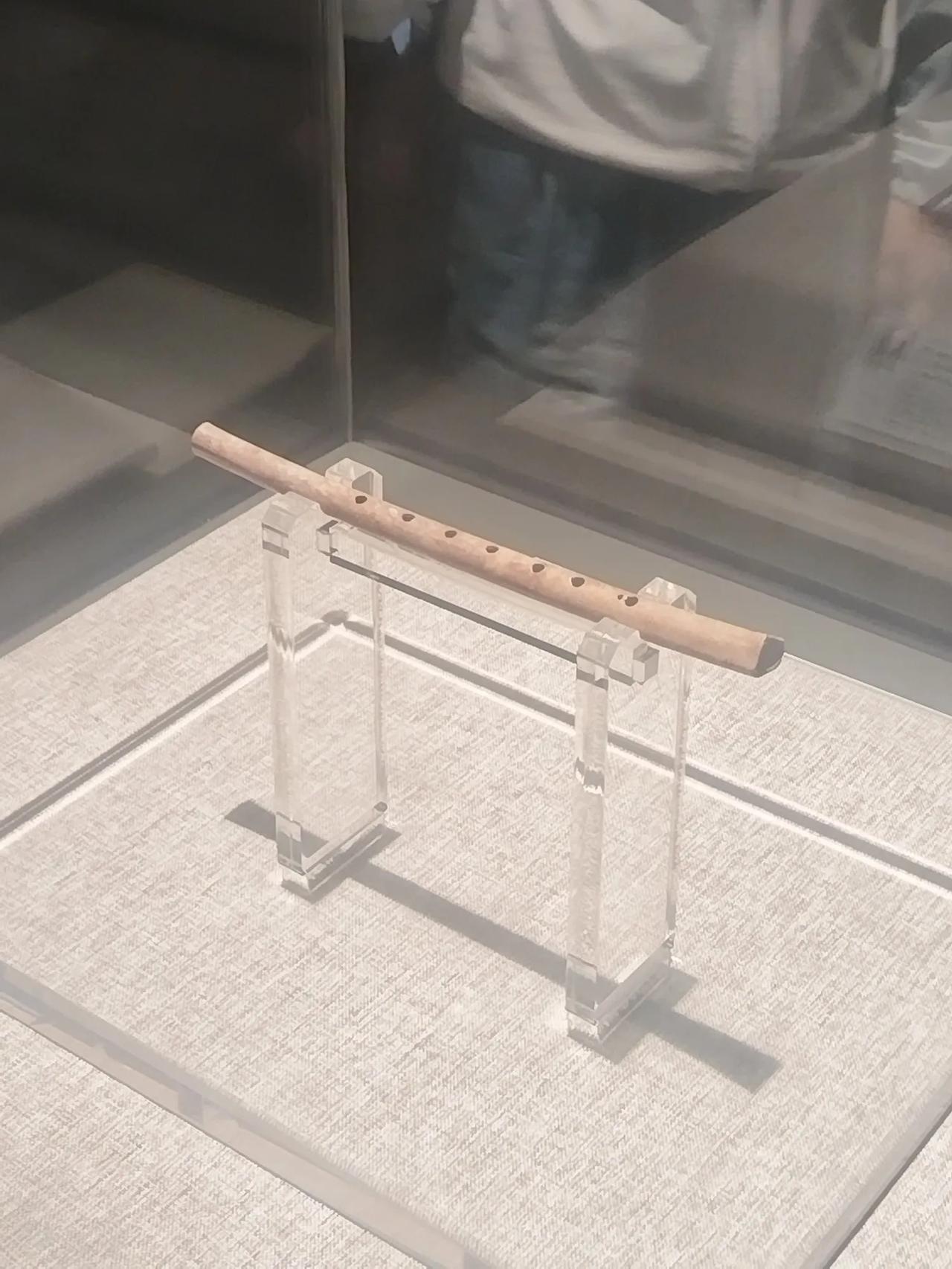 河南博物馆，一进门，就是距今9000年到7000年的骨笛，骨头做的笛子。为什么很