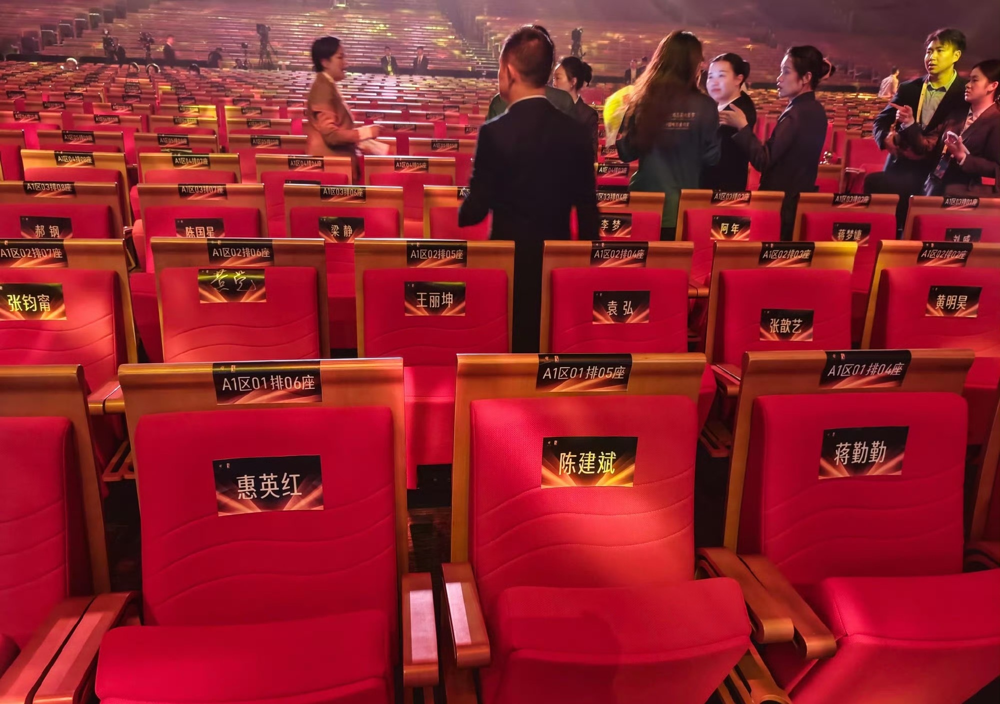 袁弘诚不欺我！我准备好了！！蒋勤勤旁边是易烊千玺！！！