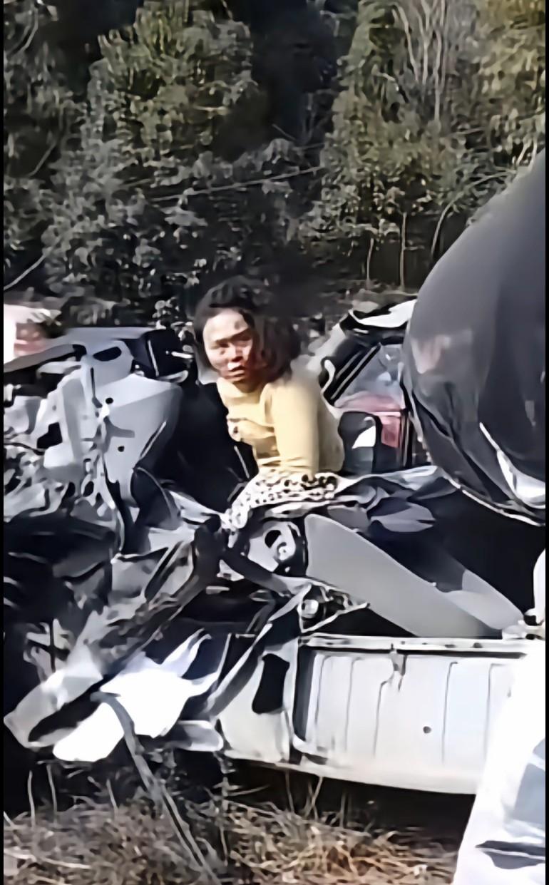 大姐那若无其事的表情，就是头发有点乱，估计已经脑震荡了，整个人懵了不知道发生什么