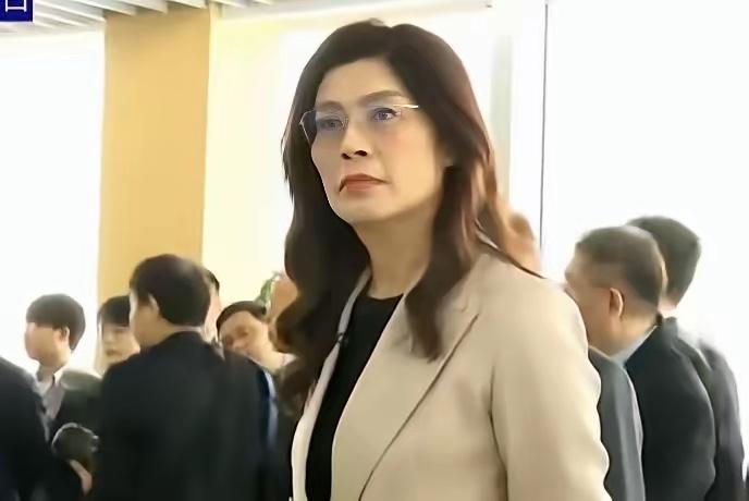 不是她卸掉了伪装，是我们有些人太过天真、想得太简单了！不少人之前抱着期待，觉