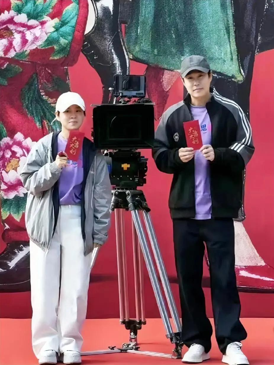 小沈阳这回真够意思，老婆当导演，自己甘当绿叶，这夫妻档配合那叫一个默契……