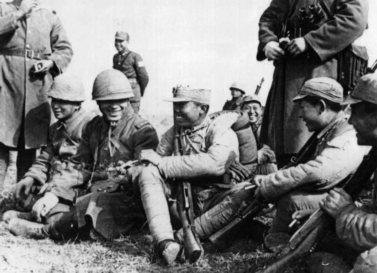 1934年，一支游击队被敌人包围，数次突围皆失败，值此险境，队长不小心摔了一跤，