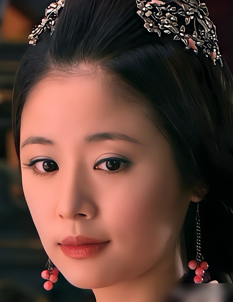 林心如夏天从不拍古装，这是圈里公开的秘密。结果于正拿着《美人心计》的本子硬是把她磕下来了，破例。当年