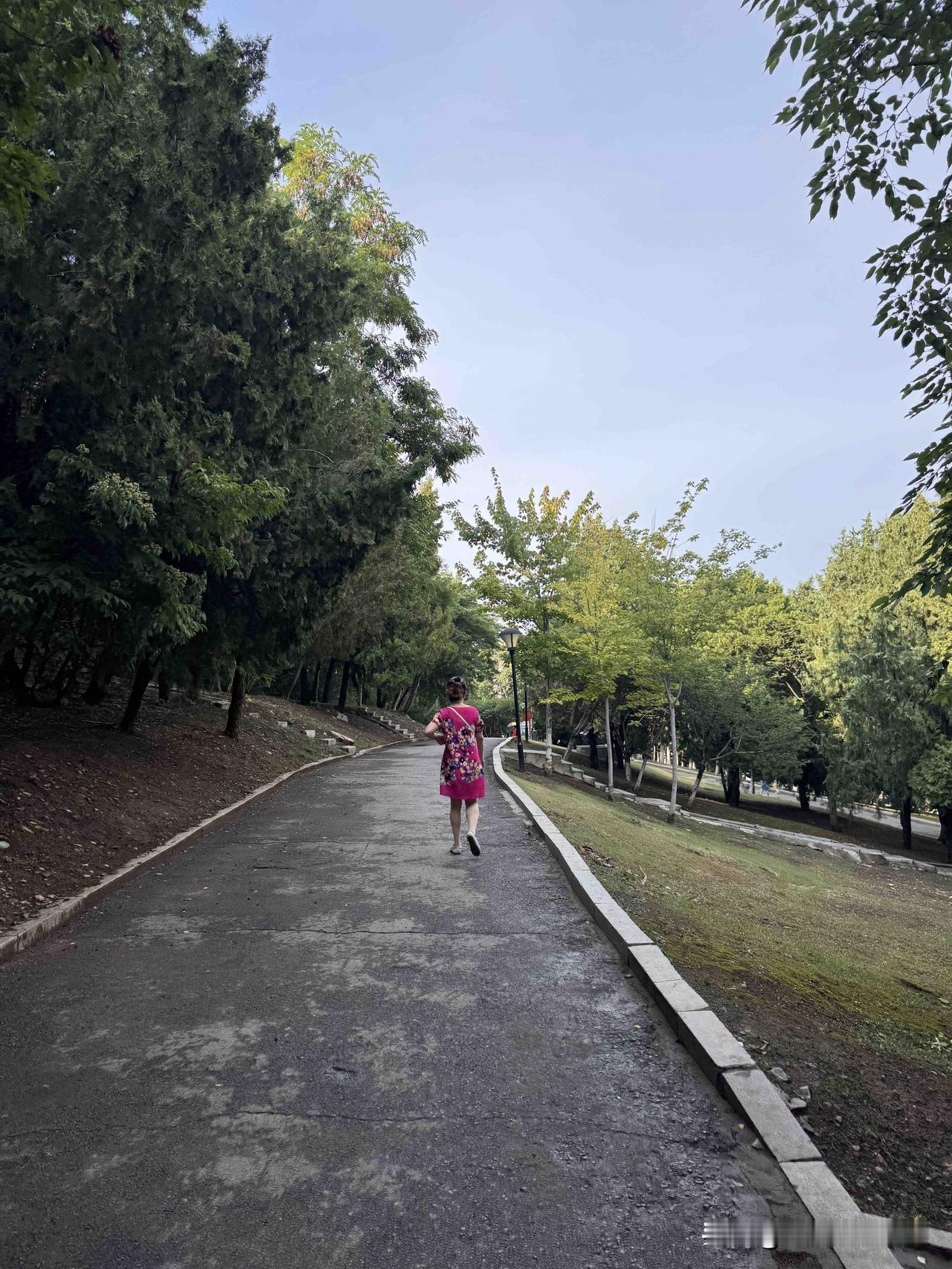 退休后，我发现：1.衣服闲起来一大堆，出门遛弯不再穿职业装。2.以前关系不