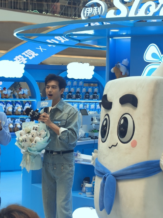 李现牛仔造型清爽感李现浅色牛仔套装look李现牛仔造型清爽感，李现浅色牛仔套装