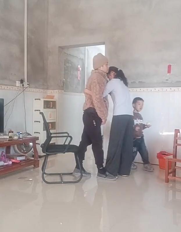 我帮女儿照顾瘫痪公公八年，让她给我养老，她却跟我提条件，女婿怒了：不答应就走！