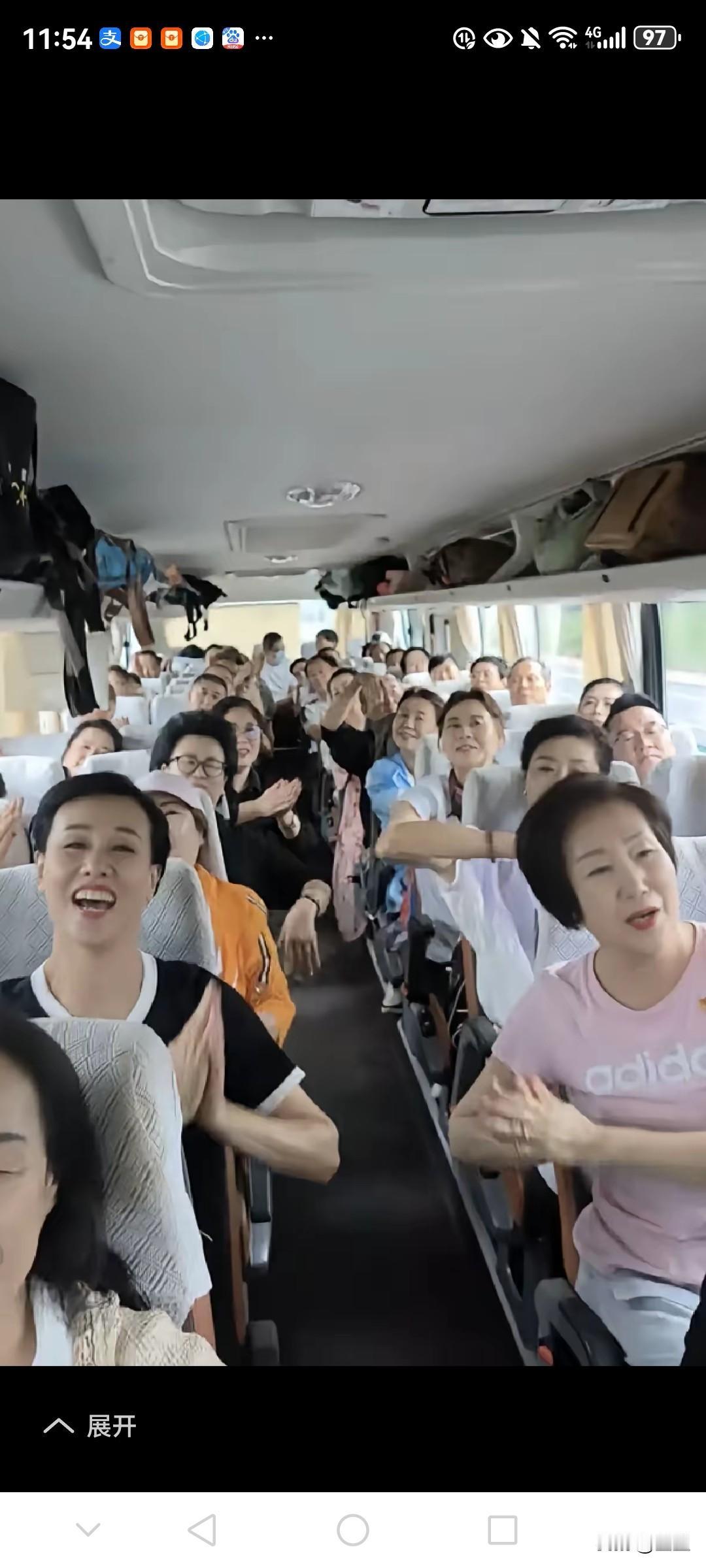 退休旅游团又出发了，有一件事一直没整明白？退休后出去旅游的都是女的，而且穿的花枝
