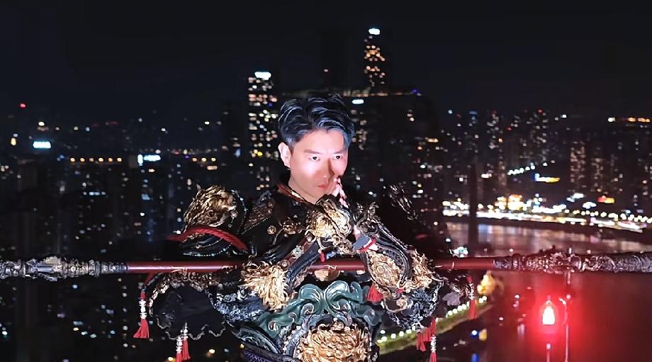 曹云金发了一个黑神话悟空造型的视频，视频里他身穿悟空标志性盔甲，手持金箍棒，面色