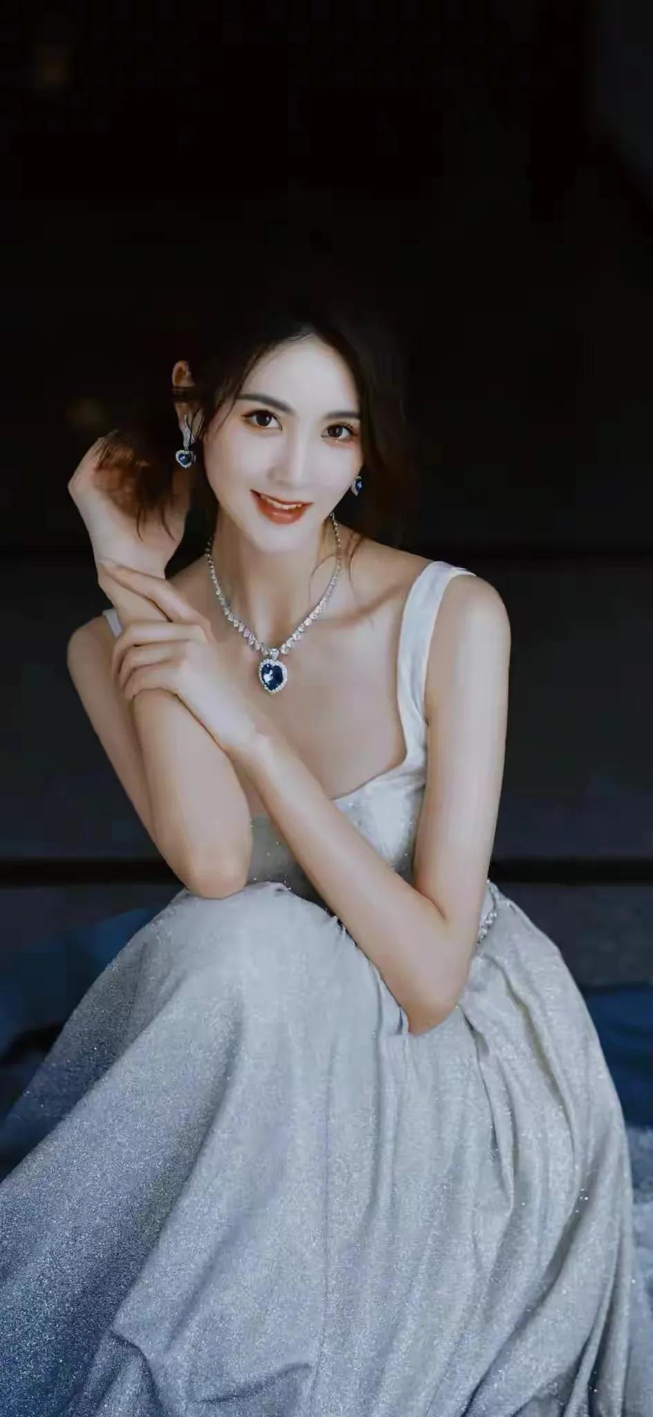 人像摄影如何抓拍最美瞬间?美女排名高级感人像拍摄