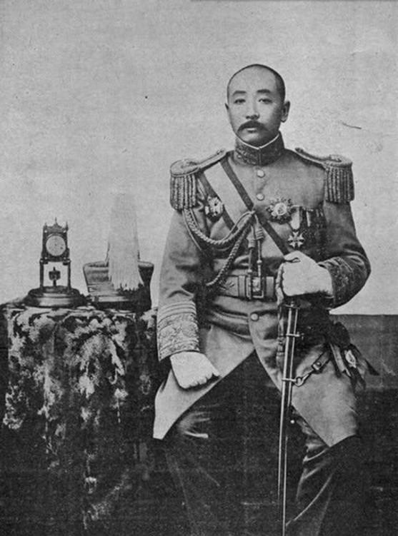 张作霖穿便衣查岗被小兵拦着不让走，张作霖亮明身份说，我是张作霖，不想小兵怒道:我