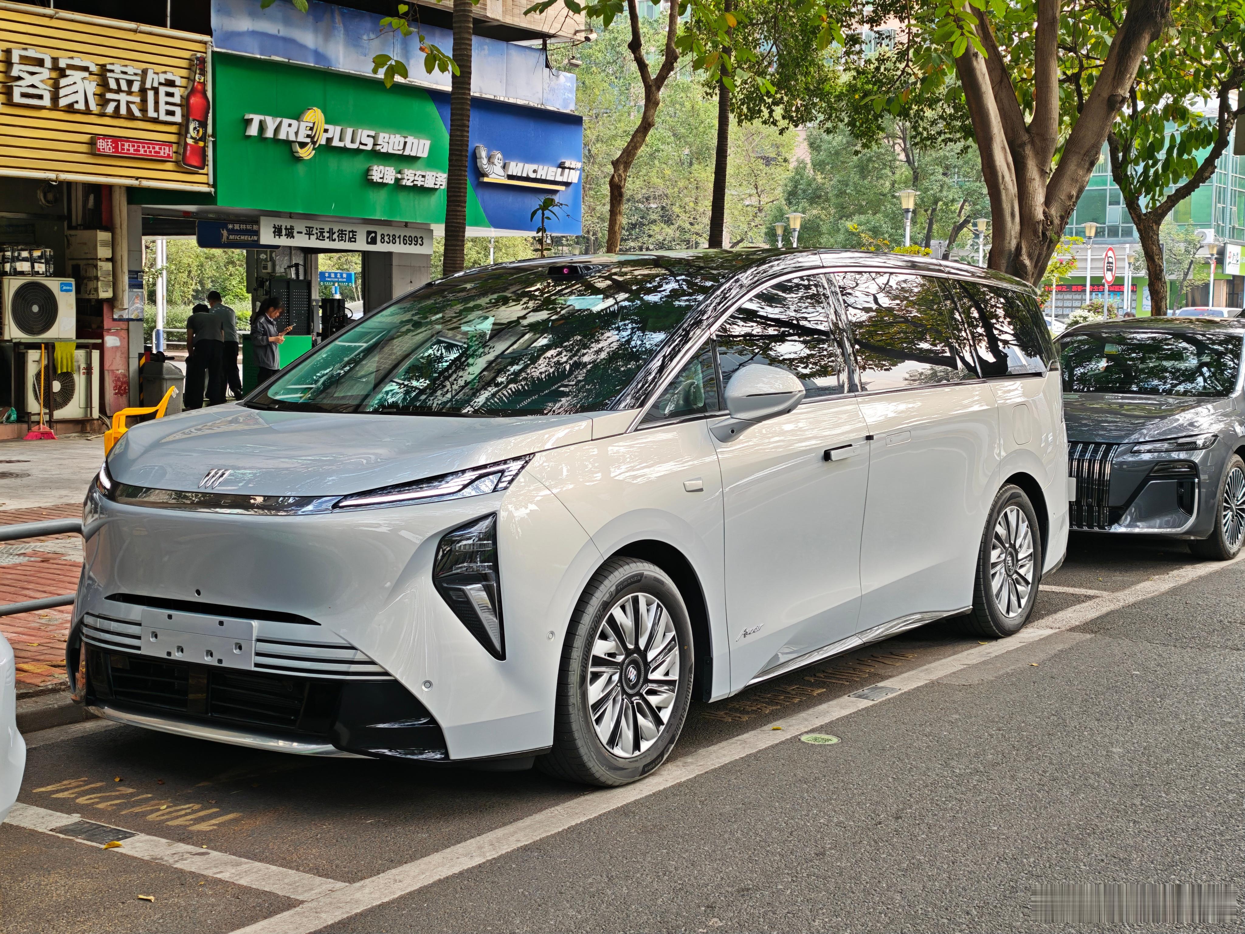 别克至镜世家提回来了，这台车的宽度超过了2米，实车的质感和后排的舒适，动不动就让