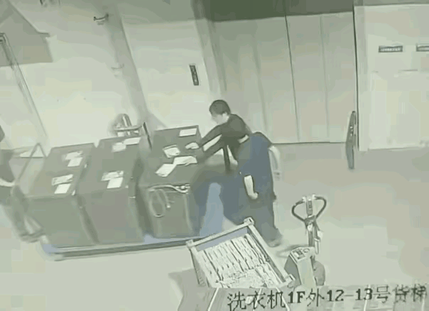 车间一幕让人愤怒：干活慢可以说，人格羞辱绝不能忍主管嫌弃工人干活慢，跟在工