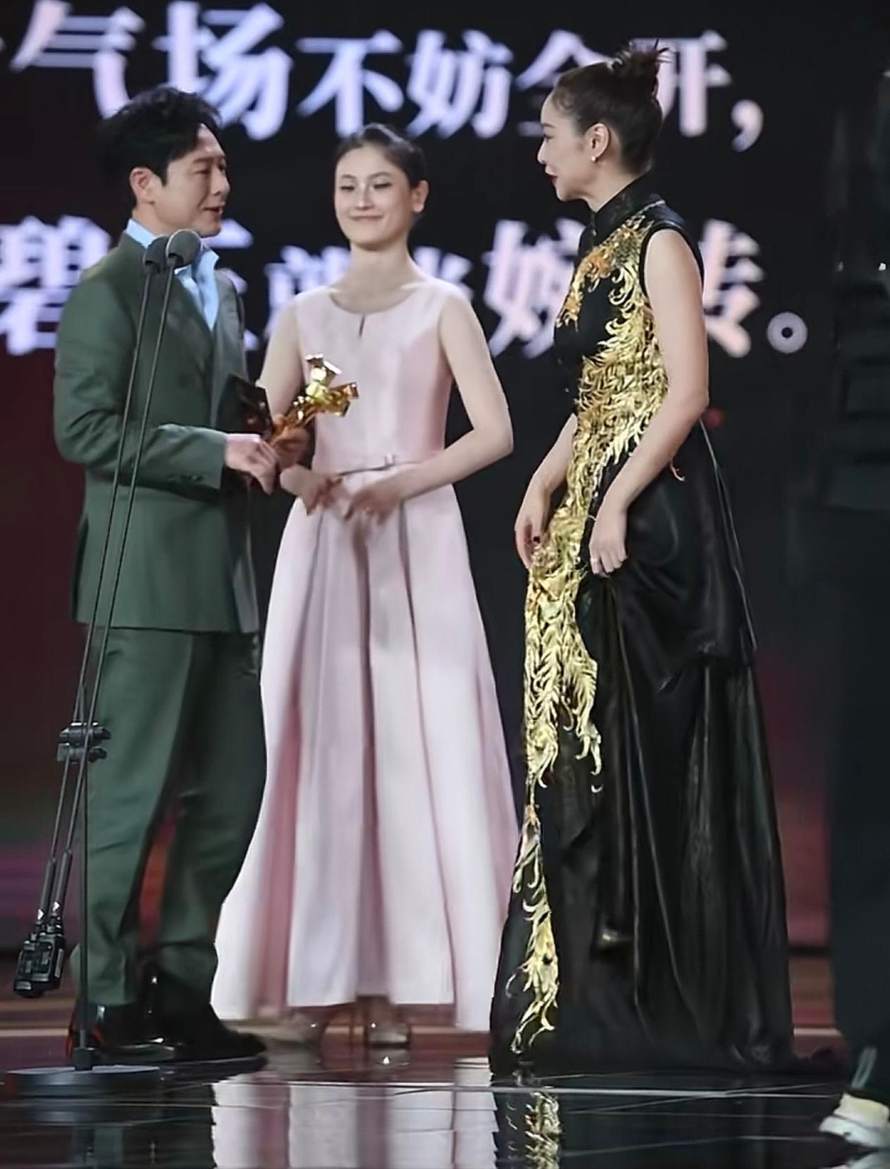 时隔许久，狂飙大哥大嫂再度同框，瞬间破防！6月19日传媒关注单元颁奖礼，张颂文