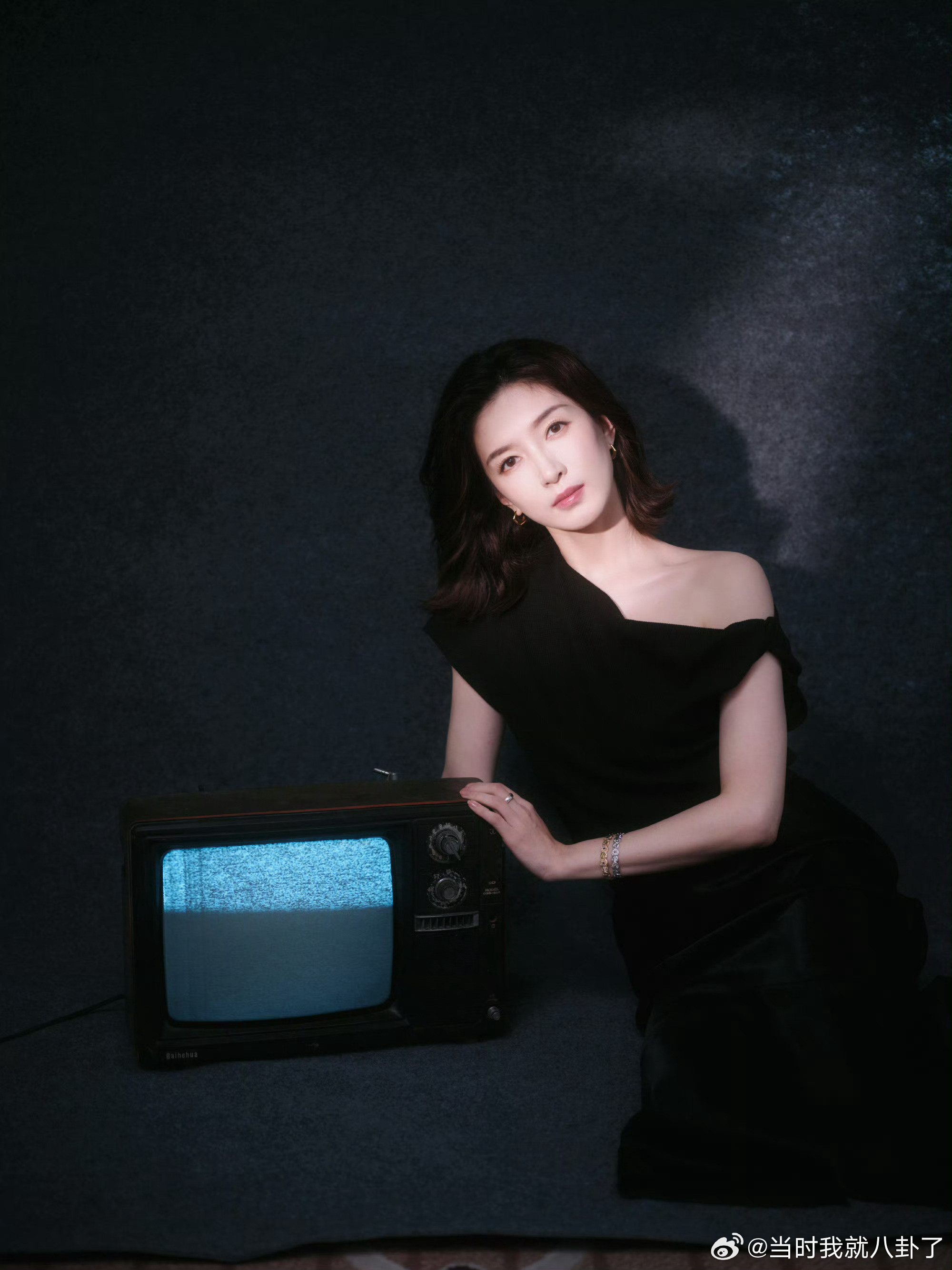 江疏影一袭露肩黑裙，勾勒出江疏影如诗般的曼妙身材。冷白肌肤与暗夜交织，清冷中