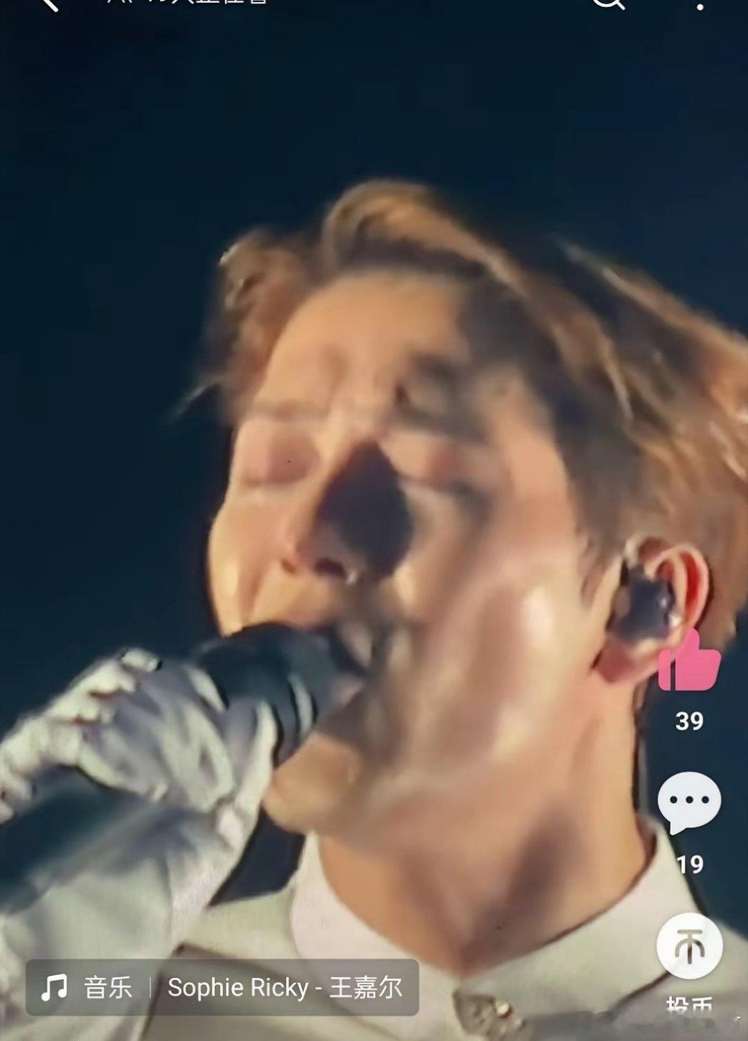 娱乐圈这是怎么了？个顶个开演唱会暴哭！周深演唱会哭到哽咽蹲下来发抖。薛之谦跪地哭