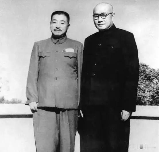 1950年，西南军区成立，司令员没选刘伯承。毛主席却让贺龙当司令员，刘伯承任主席