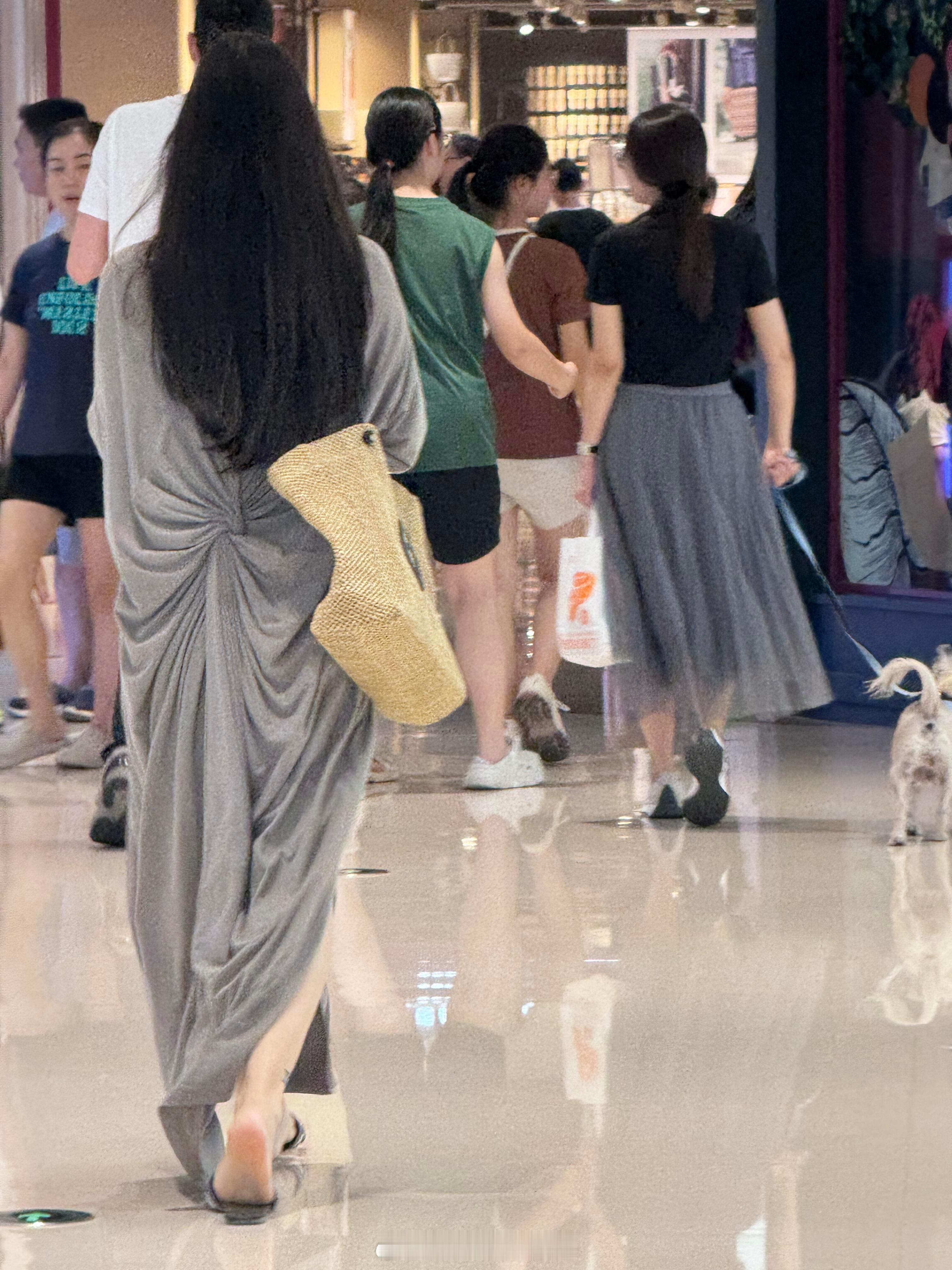 在商场遇到个美女喜欢她的裙子，有知道品牌的吗？