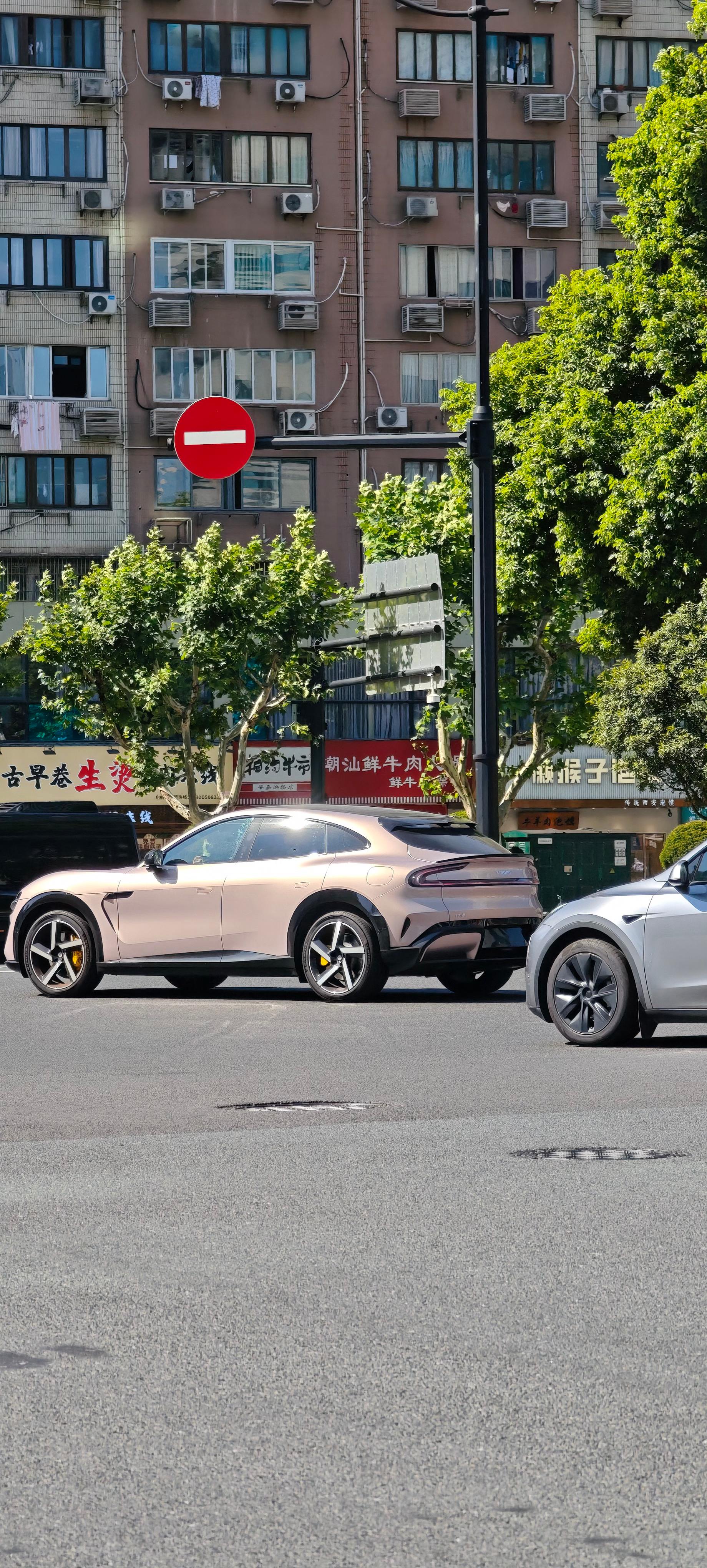 上海瑞金南路肇嘉浜路路口，拍到的粉色小米YU7，不错
