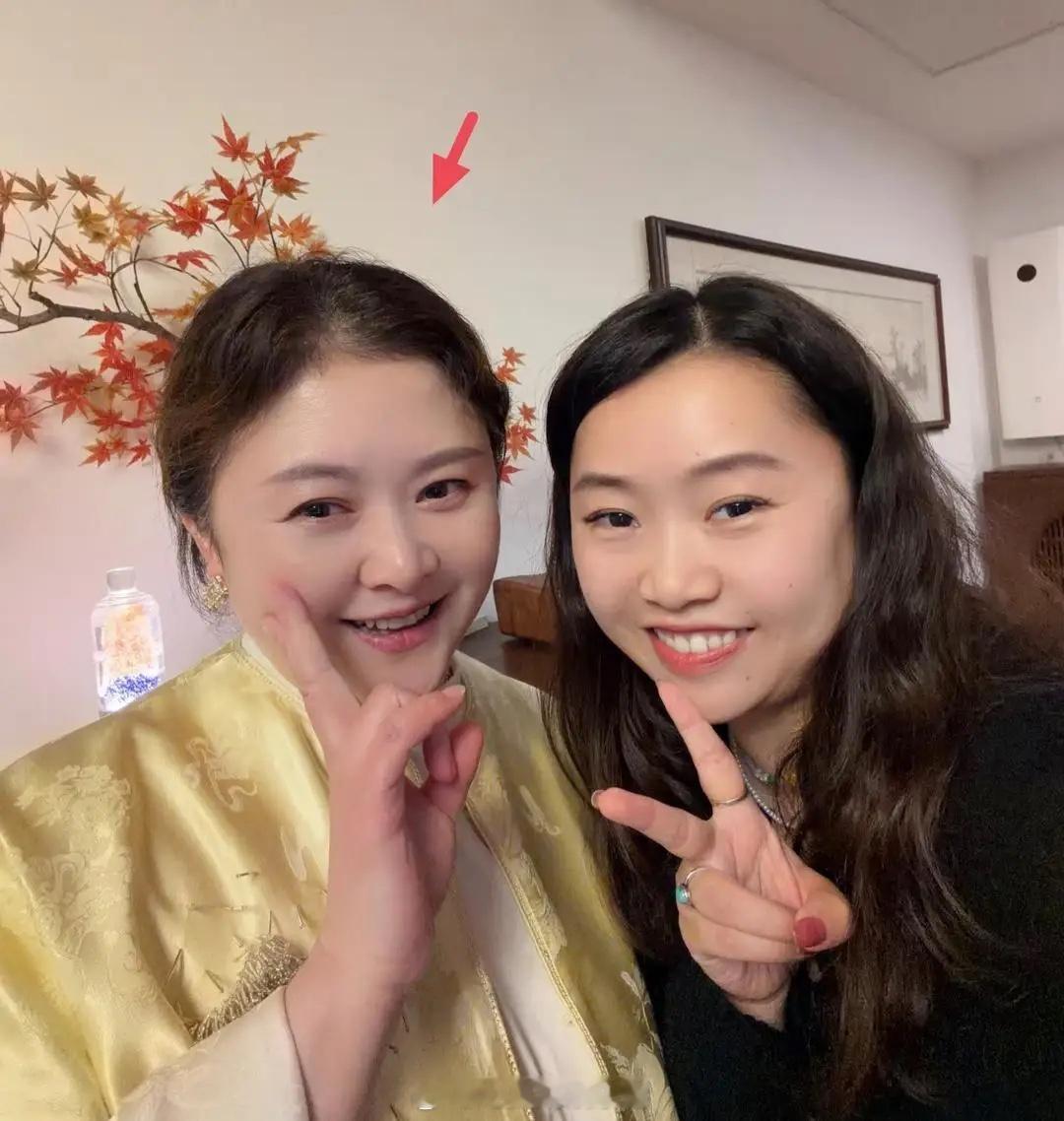 47岁沈腾带着妻子王琦去和朋友聚餐，王琦穿着一件浅黄色中国风上衣，皮肤白皙又紧致