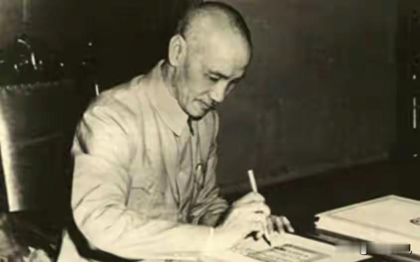 蒋介石在他的日记里坦言：重庆谈判时放走毛泽东，全是因为这2点1945年8月