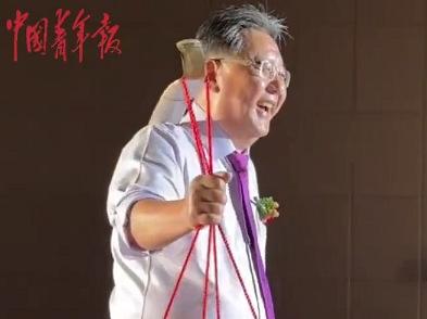 最牛陪嫁！浙江婚礼上，爷爷扁担挑着龙凤胎惊艳全场！刷到浙江这场婚礼，我直接