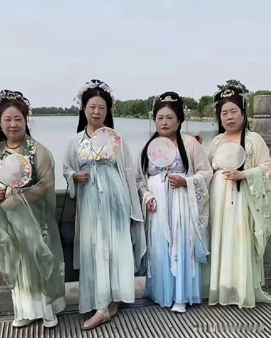 第一次看见有大妈们穿着汉服在拍照留念，其实她们的身材有点胖，腚大腰粗的，这么完美