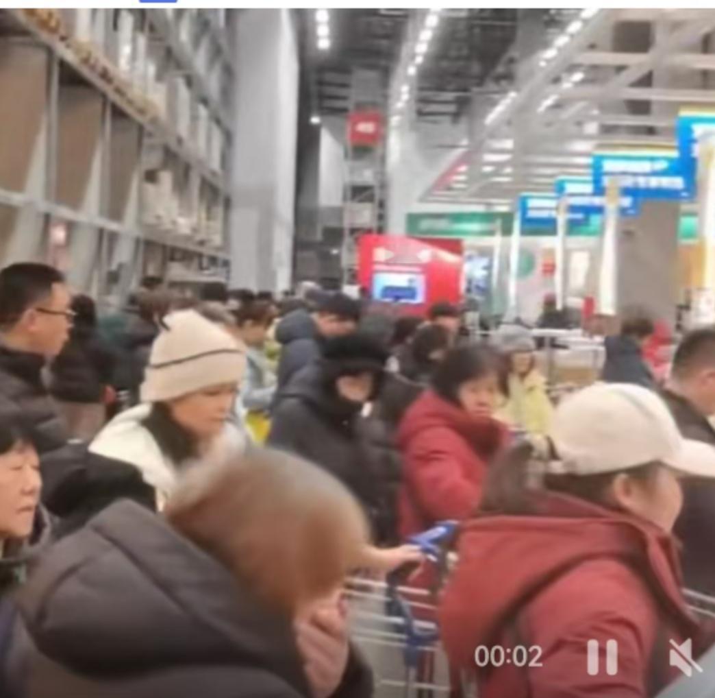 1月9日，哈尔滨的冬天依旧寒风凛冽，但位于哈尔滨市的宜家商场的温度却仿佛被人们的