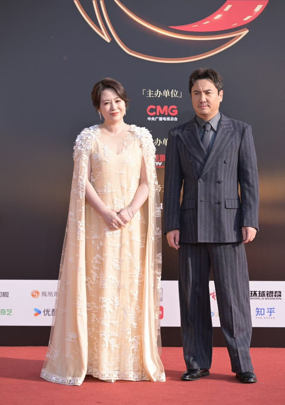 沈腾马丽一起走红毯沈腾马丽合体亮相CMG中国电影盛典红毯，两人都大变样了。马丽一