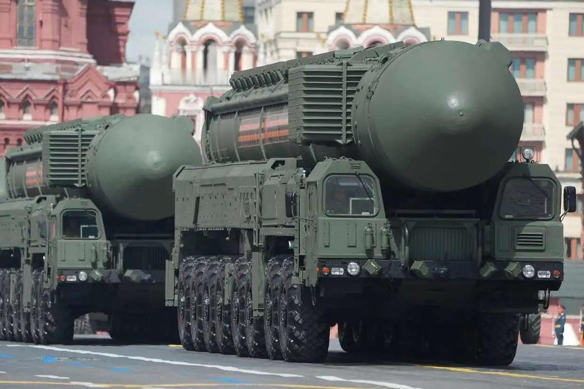 美：跟毛熊那合同到期了，我也懒得续了。你过来，咱俩签个新的！中：你把旧合同撕了