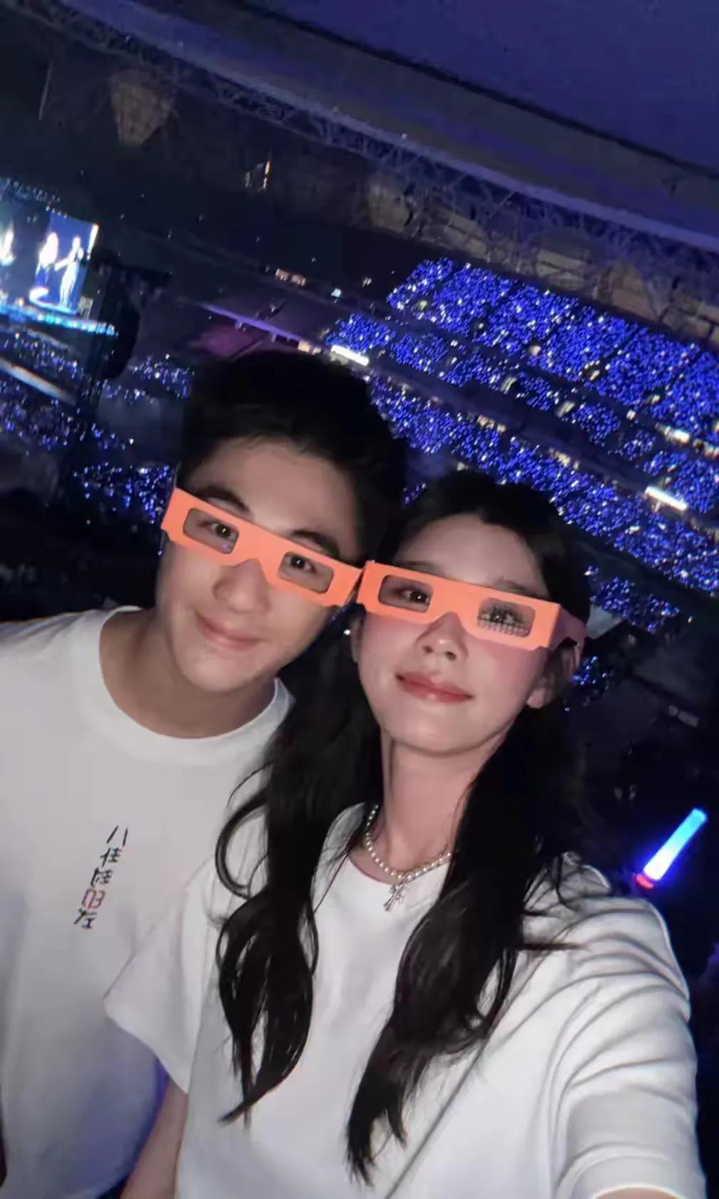 奚梦瑶何猷君：豪门追星与甜蜜爱恋近日，谢霆锋在杭州举办演唱会，现场星光熠熠，