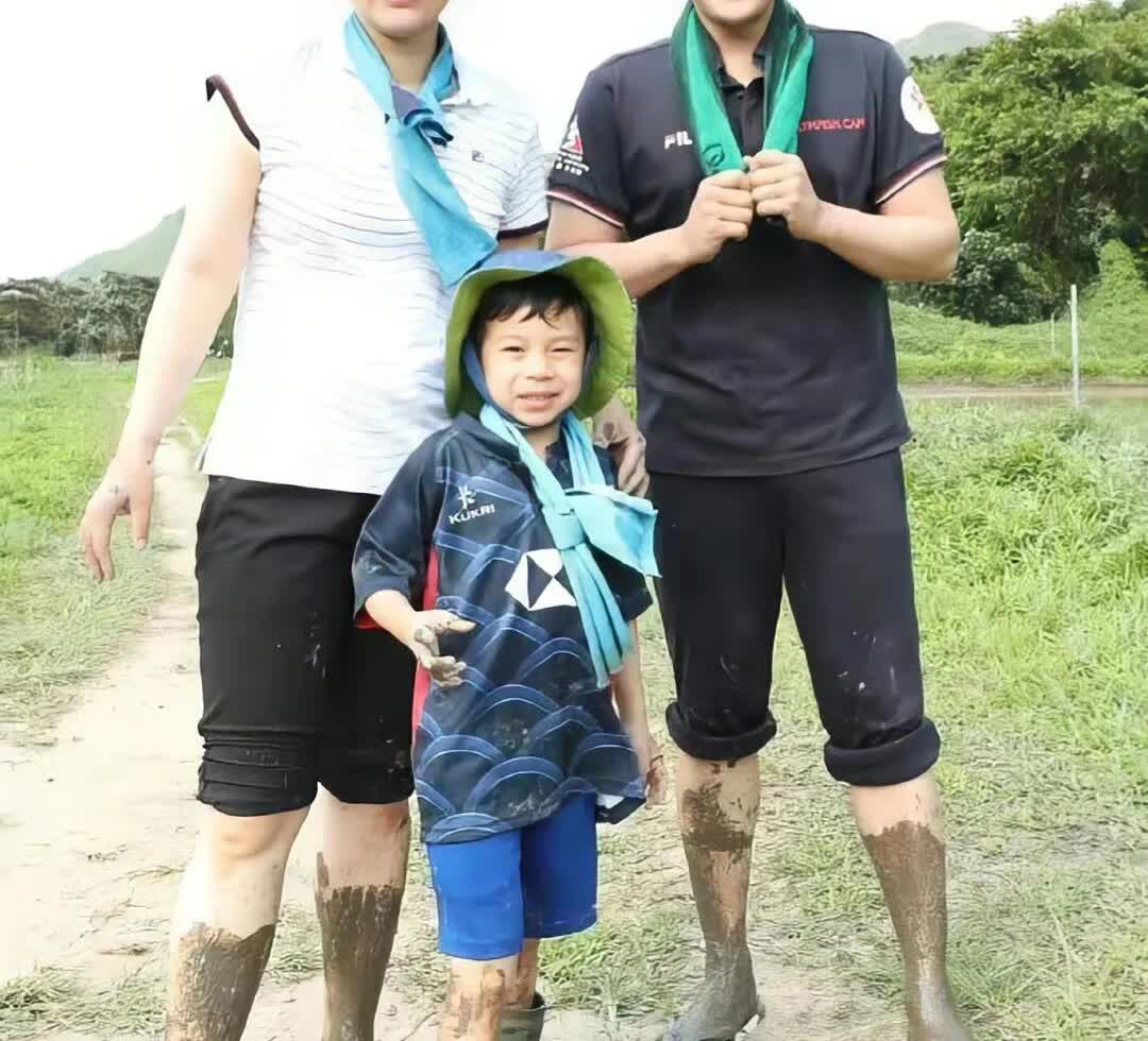 我问我老公，为啥霍启刚没有想办法让11岁儿子上舰参观？以他的能力绝对可以。