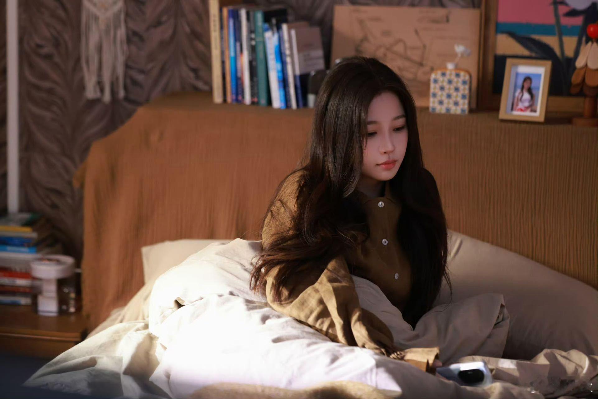 虞书欣姜暮重逢依旧拿捏视线掠过肩头落脸上，六年过去，掌控节奏的还是她！