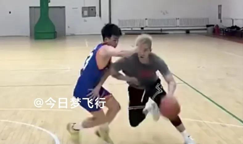 郭艾伦：下赛季等我！前不久，广州龙狮球员郭艾伦到了湖南长沙，参加了湖南卫视拍攝