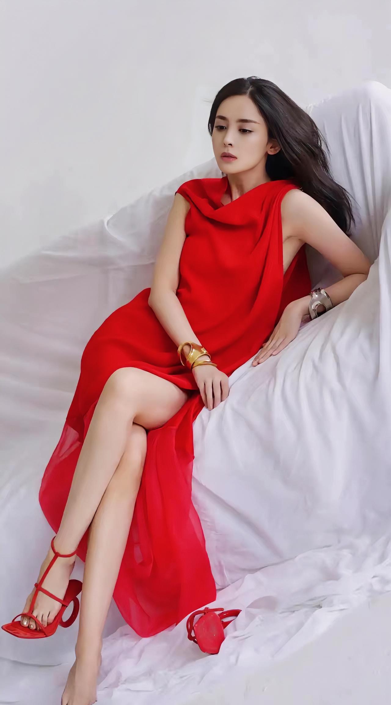 好美，红裙配红鞋