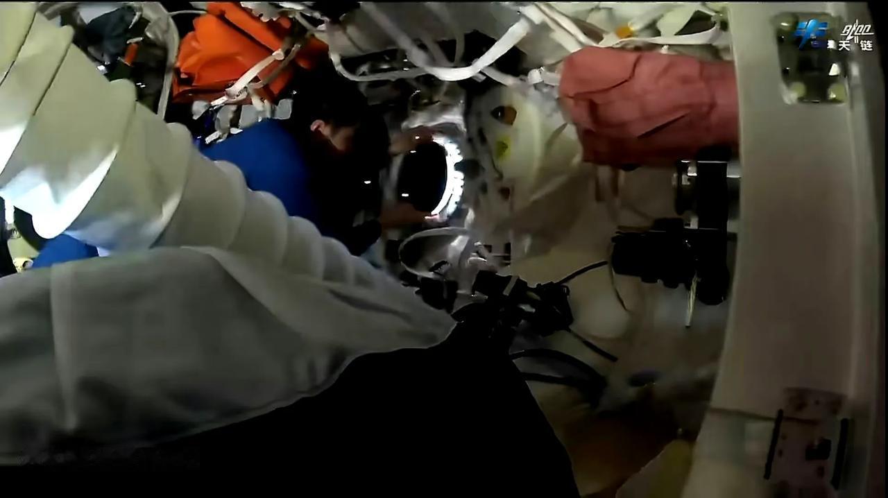 原来神舟二十飞船返回舱的舷窗是这样加固的啊，是在舱内安装个大罩子把舷窗整体盖起来