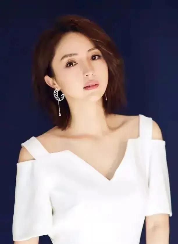 以董璇的吸金能力来看，她不是恋爱脑，高云翔出那个事儿，董璇也是很仗义的（夫妻一场