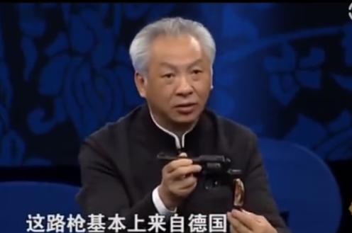 小伙带“手枪”来鉴宝，说是祖上河边捡到的，专家一看立马道：“你的胆子可真大，违法