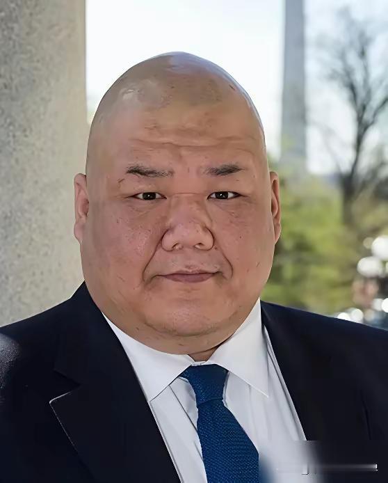 此人肥头大耳，秃脑亮，中文名，张振熙，从长相和名字能够看出，是一个在美华裔，目前
