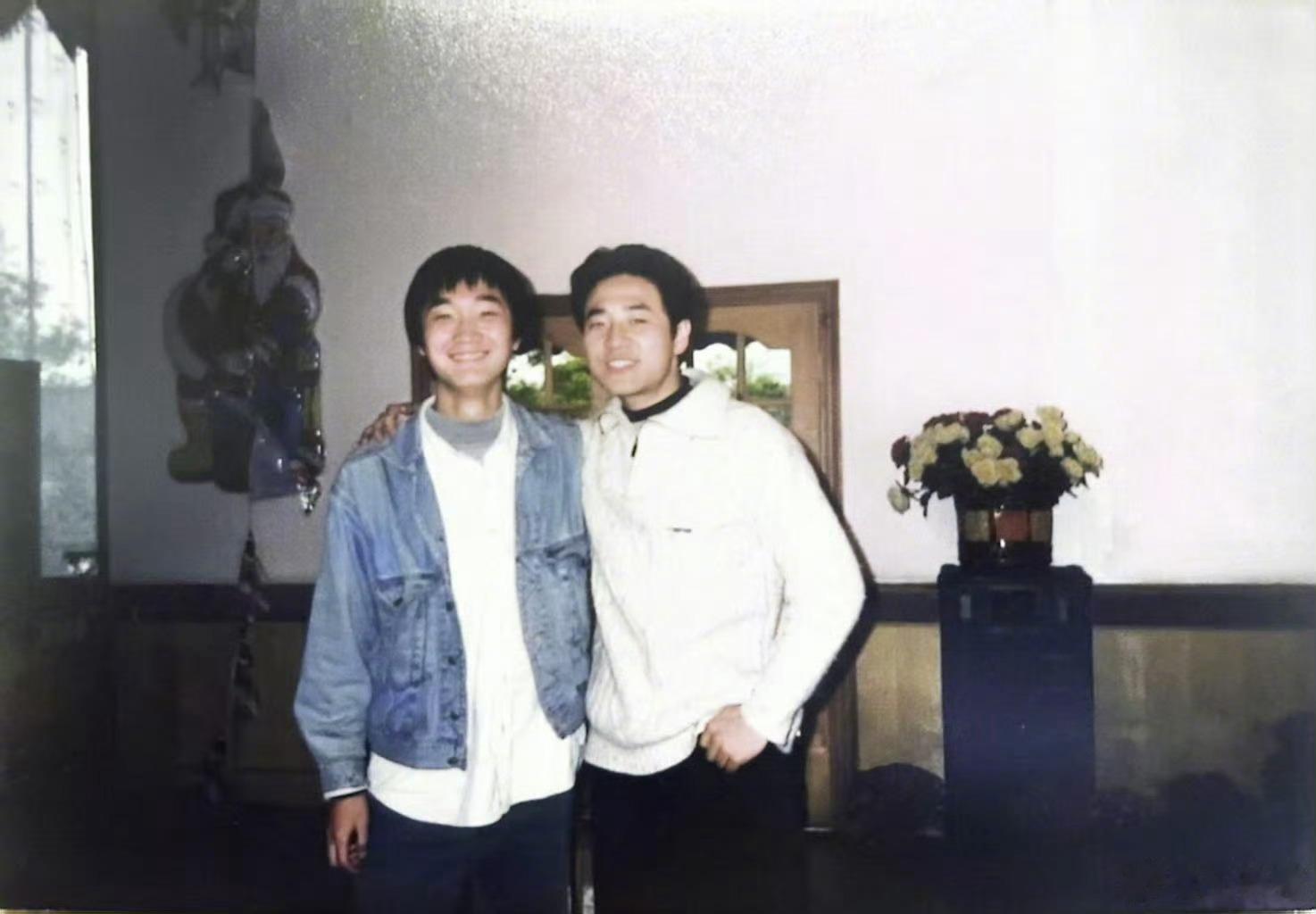 王铮亮晒披荆斩棘的校园照王铮亮发文祝福新生，还晒出校园照。致披荆斩棘的校园时代