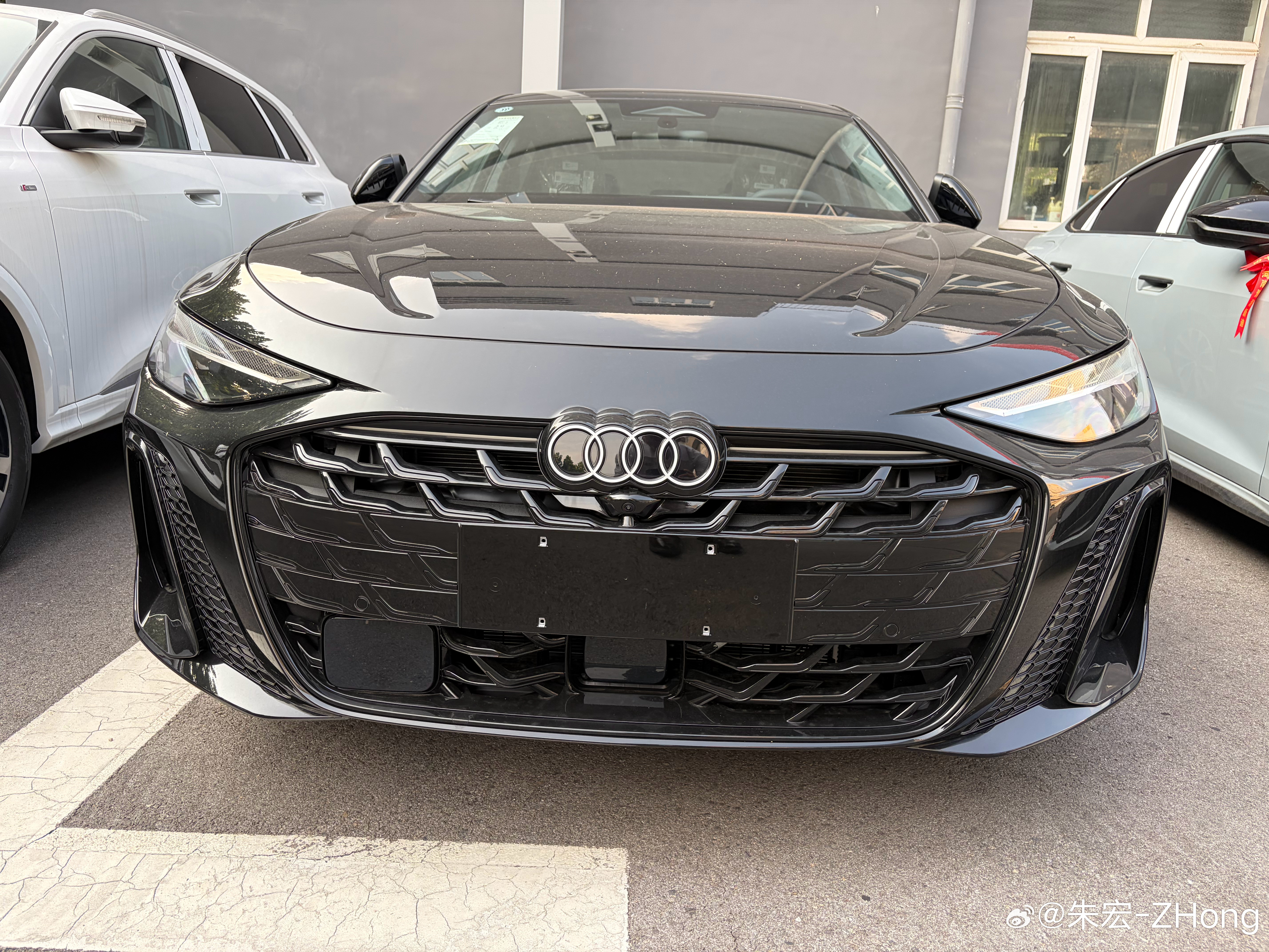奥迪A6L 尊享型 黑车黑内 指导价367900元  全款裸车3119...