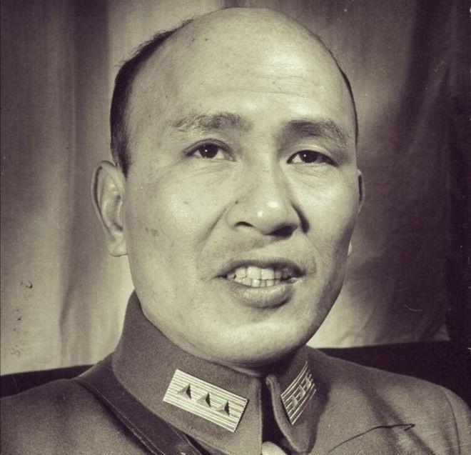 抗战时一天拂晓，桂军团长巢威发现一股日军在高地上睡觉，敌人以为国军早已溃退，巢威