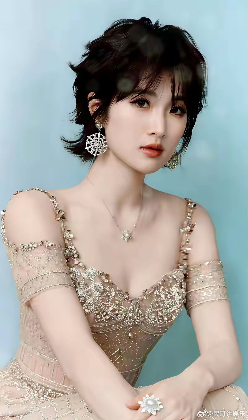 我得承认，我对姚安娜这个人，一直挺矛盾的。谈不上喜欢，也并不羡慕，但是我能明显感