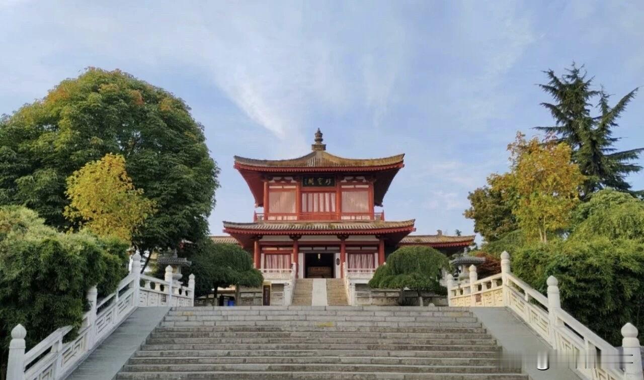 法门寺博物馆位于陕西省宝鸡市扶风县法门镇，坐落在国家AAAAA级景区法门文化景区